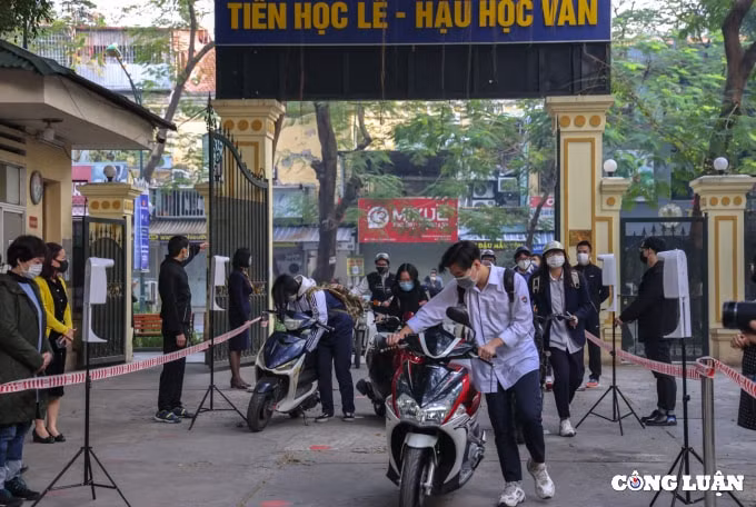 ha noi 50 hoc sinh khoi 12 bat dau den truong hoc truc tiep hinh 1