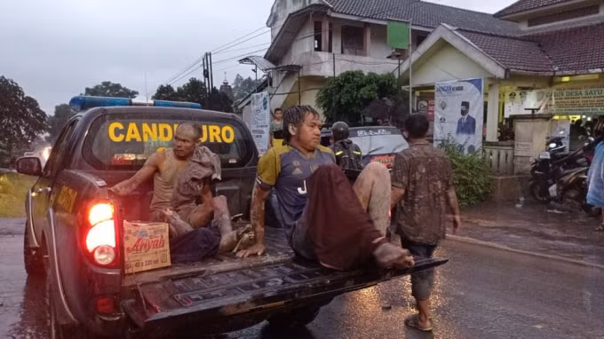nui lua phun trao o indonesia khien 14 nguoi chet hang chuc nguoi bi thuong hinh 2