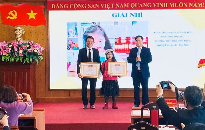 trao giai cuoc thi anh khoanh khac cung sach hinh 1