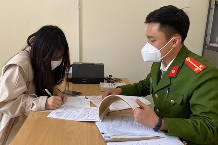 co gai bi phat 75 trieu dong vi ve tu vung dich nhung lai di nha hang quan bar hinh 1