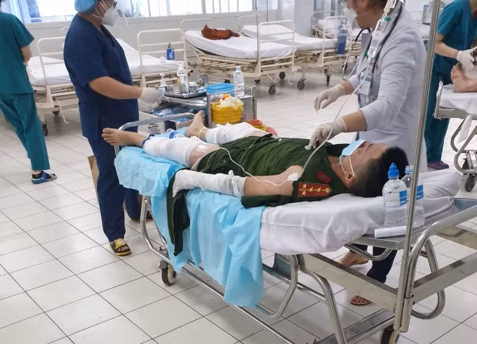 bi tan cong khi lam nhiem vu cuong che nha suc khoe cua 4 can bo cong an gio ra sao hinh 1