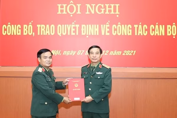 trao quyet dinh nghi huu cho 1 dai tuong va 5 thuong tuong quan doi hinh 5