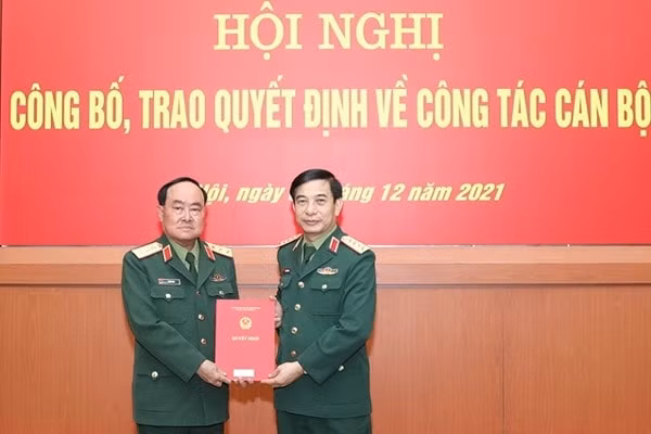 trao quyet dinh nghi huu cho 1 dai tuong va 5 thuong tuong quan doi hinh 3