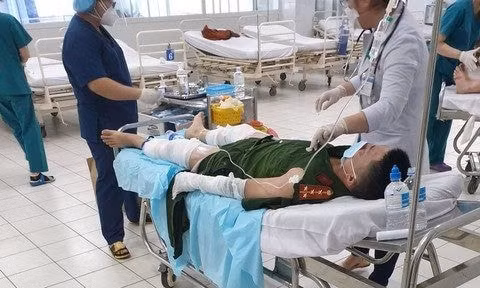 ba can bo cong an o tphcm nhap vien cap cuu do bi nem bom xang hinh 1