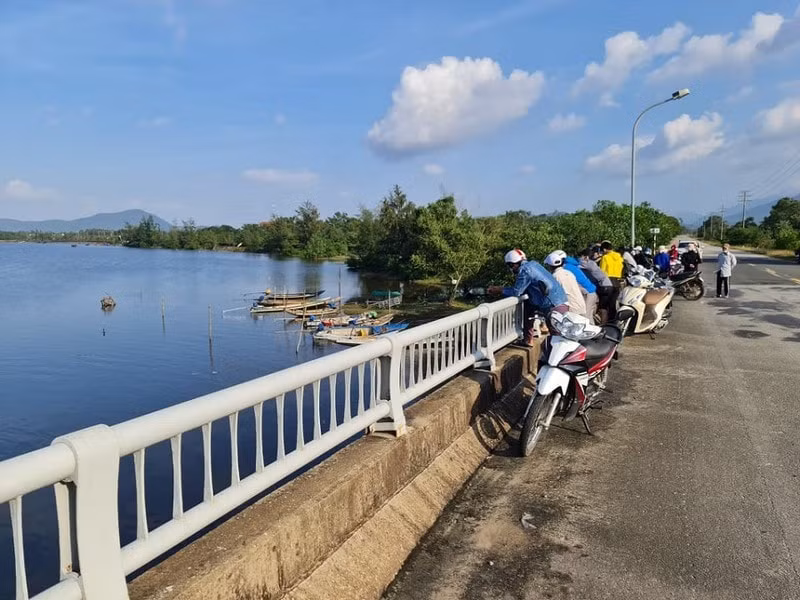 cha tu vong con mat tich khi di danh ca tren song bu lu hinh 1