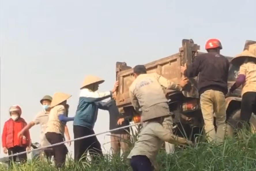 mot nam thanh nien bi may cay de tu vong duoi ruong hinh 1