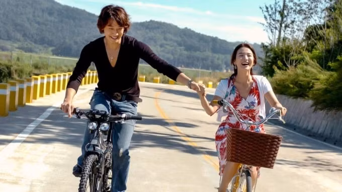 loat vai dien lam nen ten tuoi cua song hye kyo hinh 6