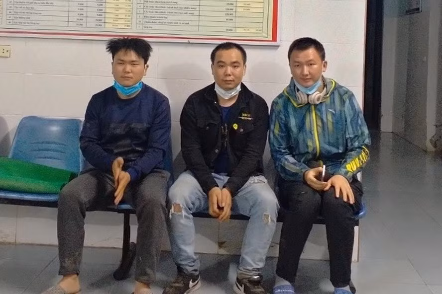 bat 2 doi tuong nguoi nuoc ngoai tron khoi khu cach ly hinh 1