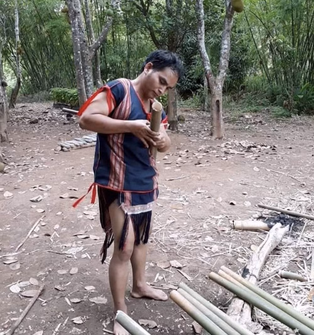 Nghệ nhân ưu tú A Huynh chế tác nhạc cụ