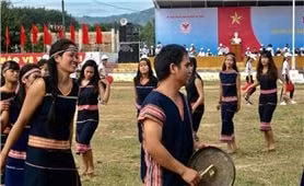 A Huynh cùng thanh niên trong làng biểu diễn cồng chiêng