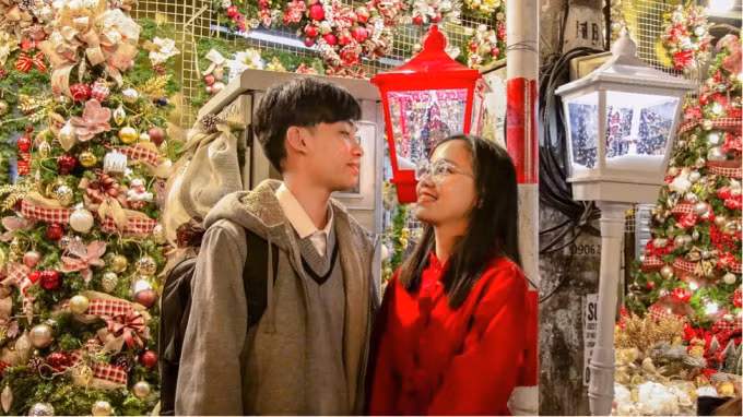 nam thanh nu tu nhon nhip len pho hang ma truoc them giang sinh hinh 6