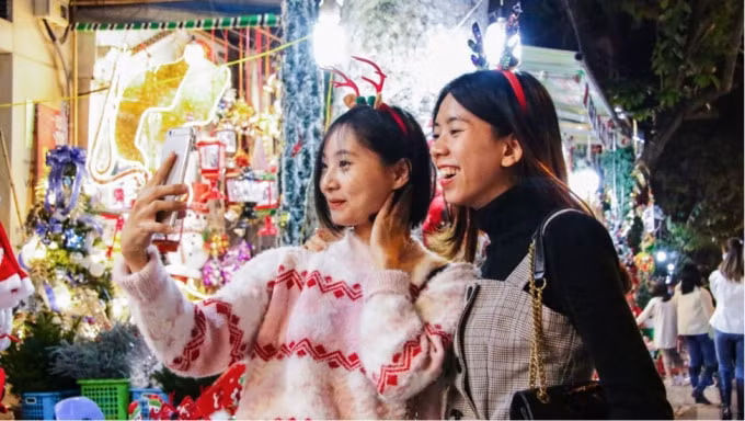 nam thanh nu tu nhon nhip len pho hang ma truoc them giang sinh hinh 7