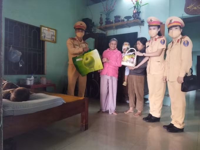 hang nghin tui qua an sinh duoc trao tang den ba con vung dich hinh 2
