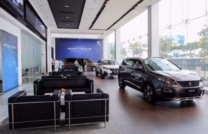 Phòng trưng bày xe của Peugeot được thiết kế rất sang trọng và hiện đại.