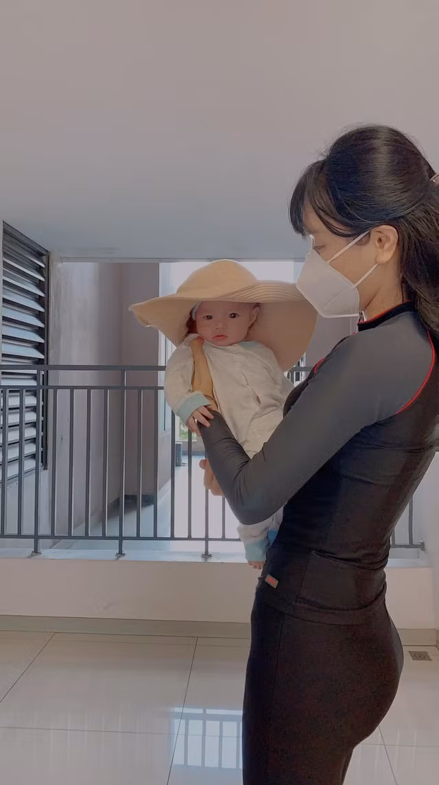 nguoi mau kha trang bi bao hanh da man hinh 2