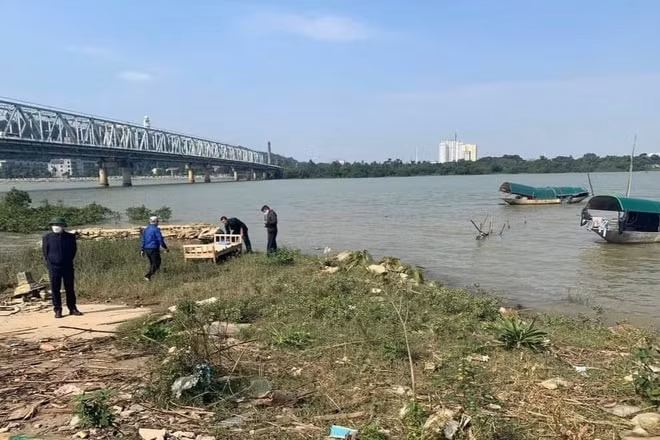 bo lai oto santafe tren cau nguoi dan ong nghi nhay song tu van hinh 1
