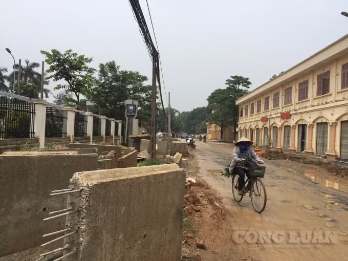 Sắt thép ngổn ngang chĩa mũi nhọn ra đường cực kỳ nguy hiểm