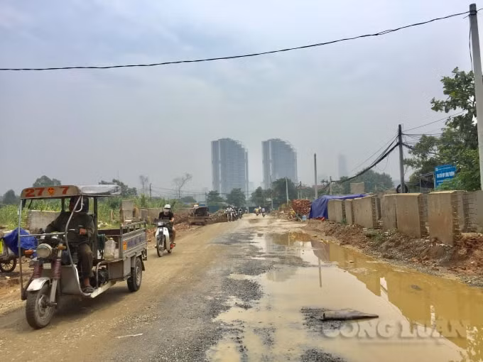 Mặt đường tràn lan ổ voi, ổ gà gây nguy hiểm cho người tham gia giao thông