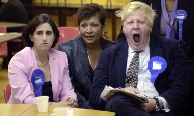 Boris Johnson cùng vợ cũ, Marina Wheeler trong cuộc bầu cử năm 2001. Ảnh: PA