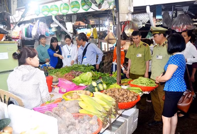 Hà Nội sẽ đẩy mạnh thông tin ATVSTP thường xuyên từ thành phố đến xã, phường, thị trấn. Ảnh: TL