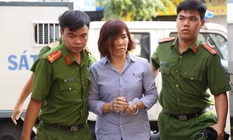 Nguyễn Thị Nga – nữ tài xế gây tai nạn giao thông ở ngã tư Hàng Xanh bị còng tày áp giải đến tòa