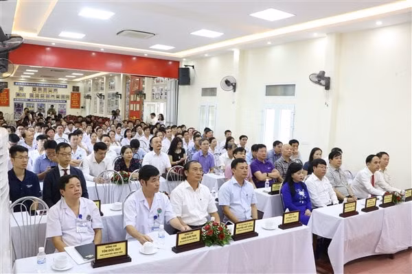 Các đại biểu tham dự buổi lễ