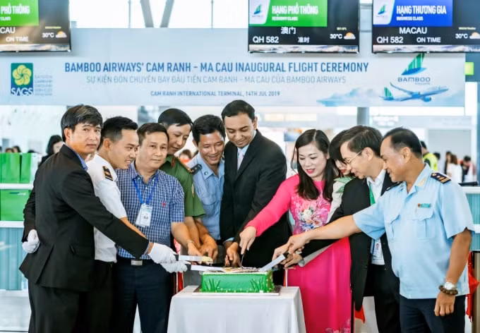 Các khách mời cắt bánh mừng lễ khai trương đường bay mới Cam Ranh – Ma Cao.