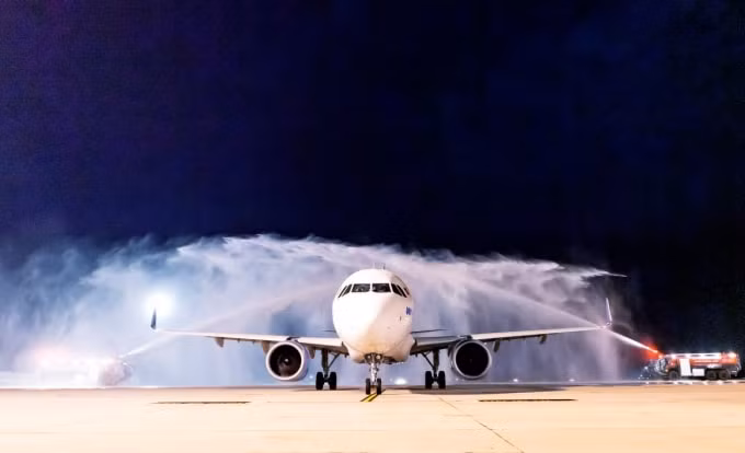 Tại lễ đón chuyến bay quốc tế đầu tiên từ Trung Quốc, sân bay quốc tế Cam Ranh đã tổ chức nghi thức phun vòi rồng.