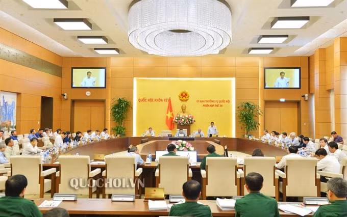 Ủy ban Thường vụ Quốc hội cho ý kiến về một số vấn đề còn ý kiến khác nhau của dự án Luật Xuất cảnh, nhập cảnh của công dân Việt Nam.