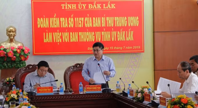 Phó Bí thư Thường trực Tỉnh ủy Phạm Minh Tấn báo cáo về tình hình thực hiện Nghị quyết Trung ương 4 khóa XII trên địa bàn tỉnh. Ảnh: BNC