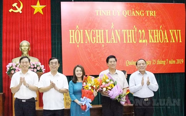 Lãnh đạo tỉnh Quảng Trị tặng hoa cho đồng chí Hồ Thị Thu Hằng và đồng chí Phan Văn Phụng.