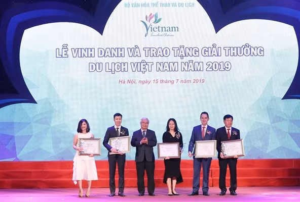 Phó Tổng Giám đốc Tập đoàn FLC, bà Nguyễn Như Anh (thứ 3 từ phải qua) lên nhận giải thưởng danh giá từ BTC.