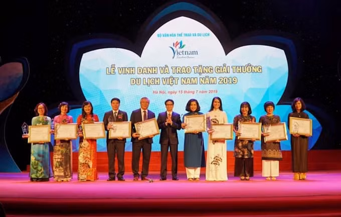 Phó Thủ tướng Vũ Đức Đam trao tặng giải thưởng cho đơn vị đào tạo nguồn nhân lực và truyền thông về du lịch. Ảnh: dulich.vn
