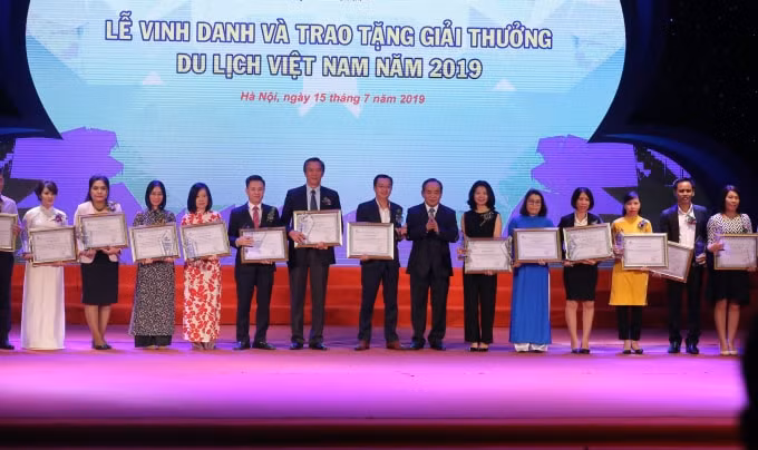 Thứ trưởng Bộ Văn hóa Thể thao & Du lịch Lê Khánh Hải trao tặng giải thưởng cho các doanh nghiệp du lịch tiêu biểu. Ảnh: dulich.vn