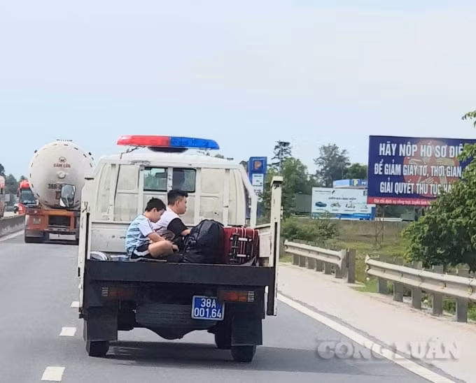 Xe công vụ của CSGT huyện Nghi Xuân có hành vi chở người phía sau thùng xe.