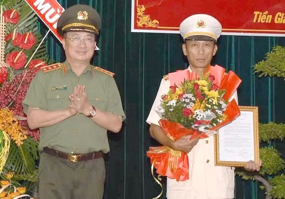 Thượng tướng Nguyễn Văn Thành trao quyết định và chúc mừng Đại tá Nguyễn Văn Nhựt.