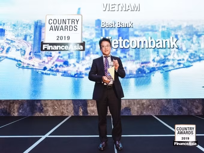 Đại diện Vietcombank, ông Nguyễn Ngọc Ban - Giám đốc công ty tài chính Việt Nam tại Hongkong (Vinafico) nhận giải thưởng từ Tạp chí Finance Asia.