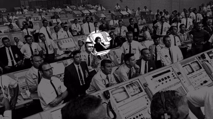 Trong phòng điều khiển ở Trung tâm Kennedy Space Center giờ phút phóng tàu Apollo 11 .