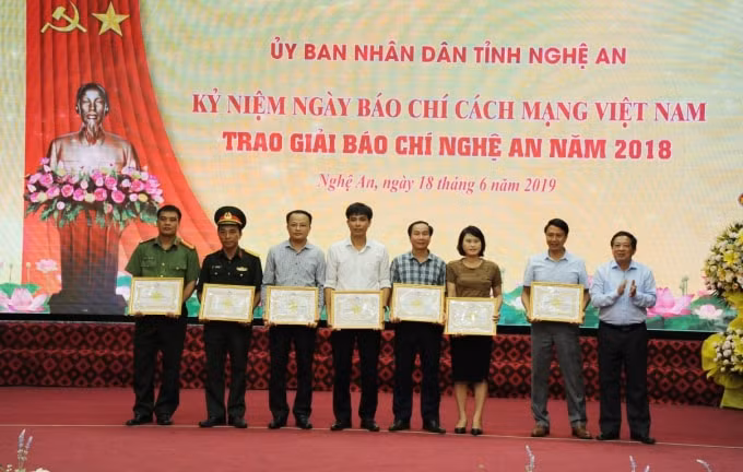 Nhà báo Trần Duy Ngoãn - Chủ tịch HNB Nghệ An (ngoài cùng bên phải) trao tặng giấy khen cho các Chi hội xuất sắc năm 2018. Ảnh: Hồng Sơn