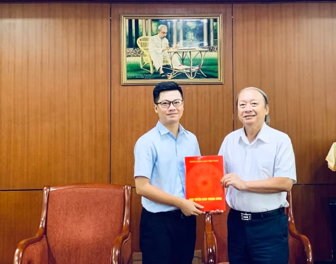 Phó Trưởng ban Thường trực Ban Tuyên giáo Trung ương Võ Văn Phuông (phải) trao quyết định tiếp nhận, bổ nhiệm cho ông Trần Hồng Việt.