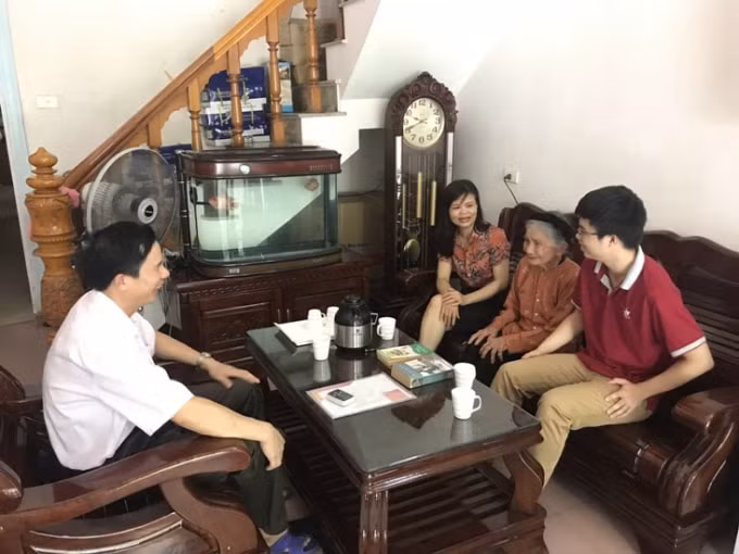 Gia đình, họ hàng, cơ quan của bố mẹ Khánh Linh dự kiến sẽ di chuyển đến sân bay Nội Bài vào sáng 16/7 để chào đón “cô gái vàng” Olympic Vật lý.