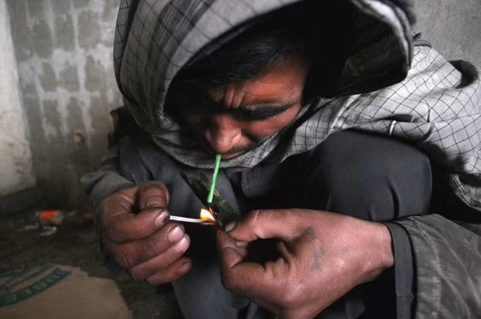 Một người Afghanistan sử dụng heroine ở Kabul. Ảnh: UNODC