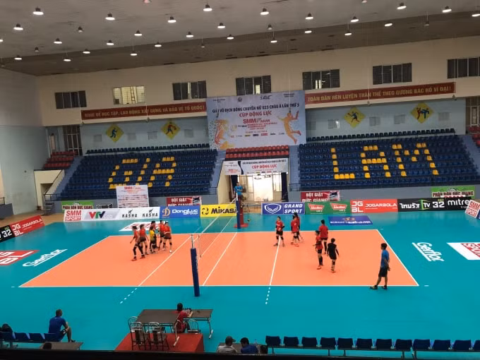 Các đội tham dự giải đã tập luyện và làm quen với sân Thi đấu. Ảnh: Văn Huy