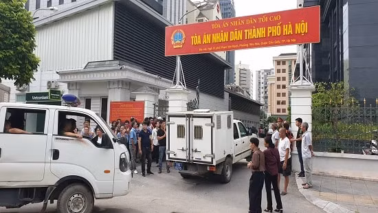 Phiên xét xử sơ thẩm Nguyễn Kim Hưng (tức Hưng “kính”) cùng các đồng phạm về tội “Cưỡng đoạt tài sản” diễn ra tại TAND TP Hà Nội bị hoãn do vắng luật sư bào chữa. Ảnh: MH