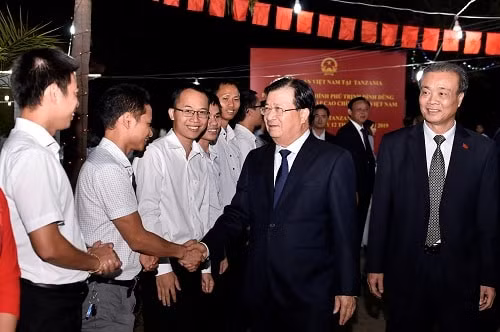 Phó Thủ tướng thăm và làm việc với Đại sứ quán Việt Nam tại Tanzania. Ảnh: VGP