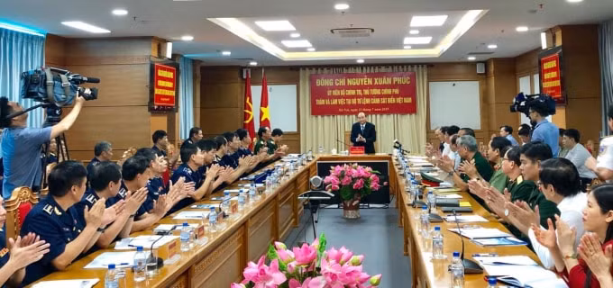 Thủ tướng Chính phủ thăm và làm việc với Bộ Tư lệnh Cảnh sát biển Việt Nam. Ảnh VGP