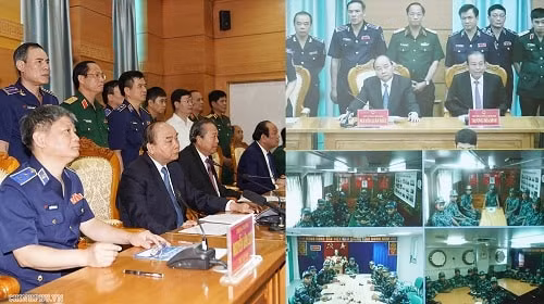 Thủ tướng nói chuyện trực tiếp với các cán bộ chiến sĩ cảnh sát biển đang làm nhiệm vụ - Ảnh: VGP