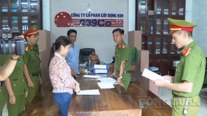 Cơ quan công an đọc lệnh bắt tạm giam Phan Văn Hùng, Giám đốc Công ty CP 939 và Đỗ Thị Thùy Châu, kế toán Công ty này.
