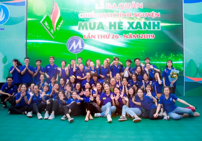 Đại sứ vì môi trường của Nam A Bank - Á hậu Hoàng Thùy cùng các tình nguyện viên tại Lễ ra quân chiến dịch Mùa hè xanh 2019.