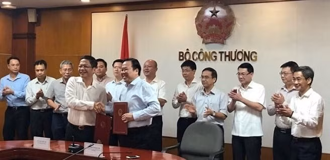 Lễ ký kết đưa 11 dự án ngàn tỷ thua lỗ về Uỷ ban Quản lý vốn Nhà nước tại doanh nghiệp. Ảnh: PV